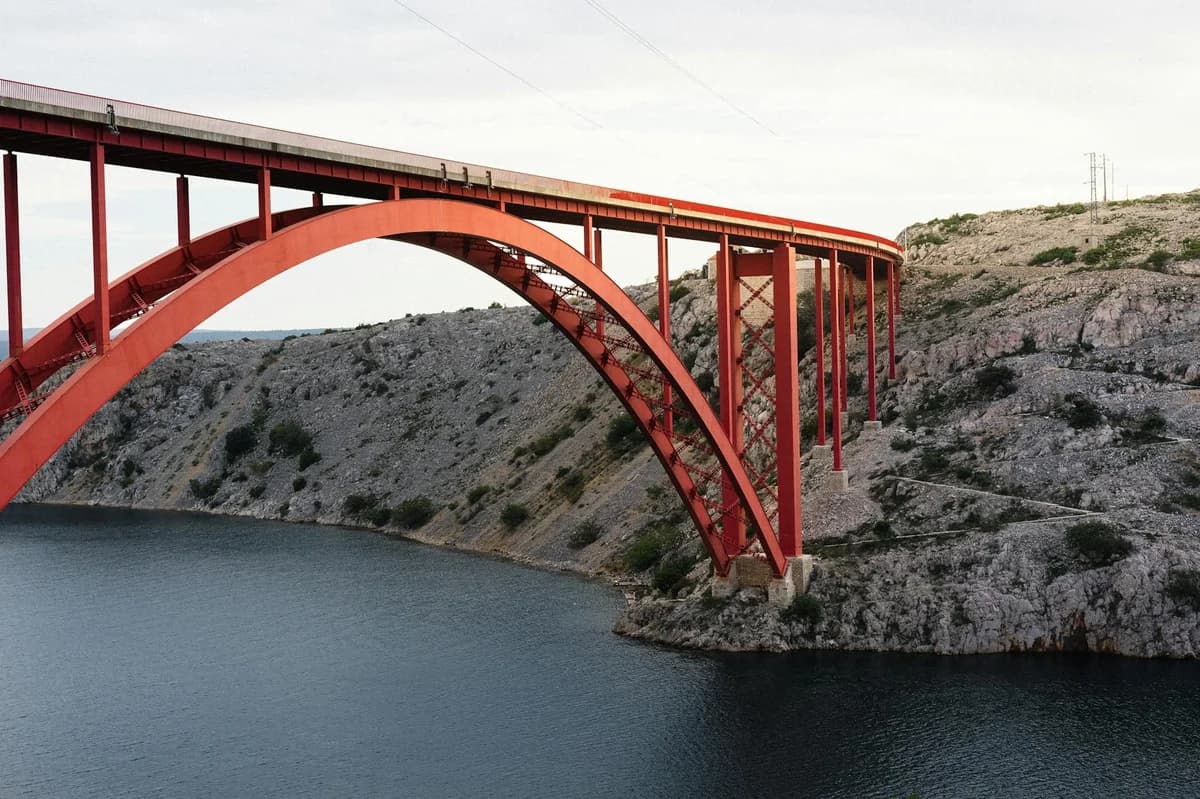 A stunning view of Bixby Creek Bridge in Big Sur, California, illuminated by daytime light.