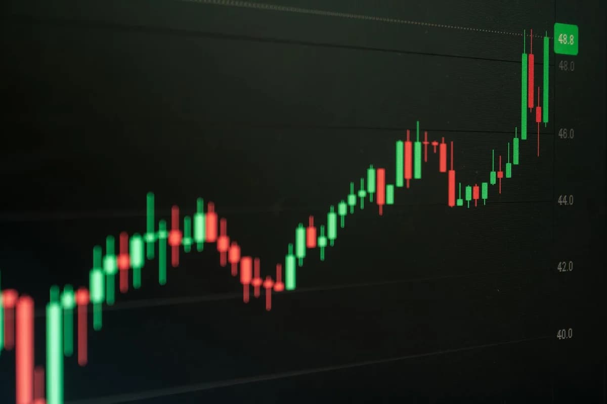 Businessperson presenting a chart on weekly Bitcoin volume trends with detailed analysis.