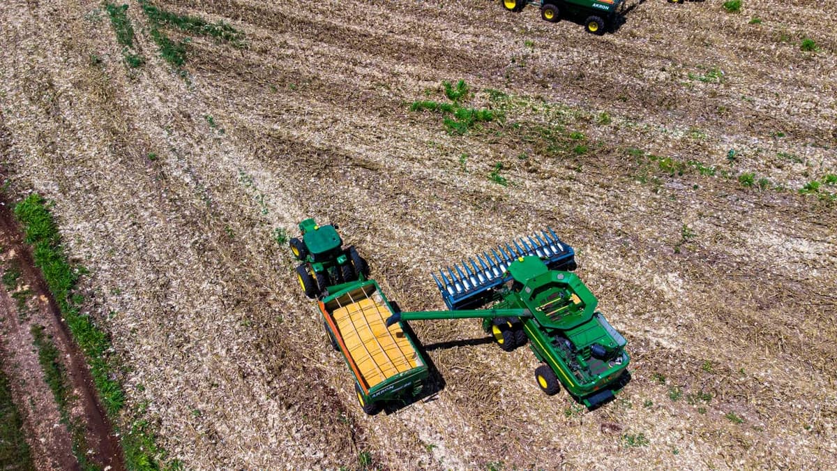 Drone captures tractors harvesting corn in San Isidro Chuncopó, Yucatán, showcasing rural agriculture.
